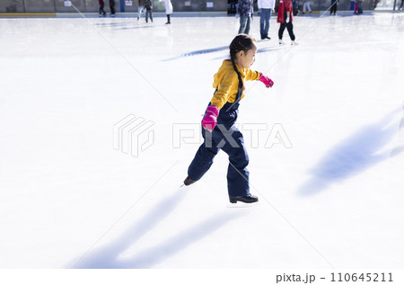アイススケートを楽しむ女の子 110645211