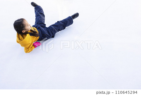 アイススケートを楽しむ女の子 110645294