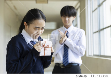気持ちを伝える女子高校生 110645490