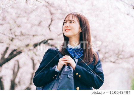 桜を見上げる女子高生 110645494