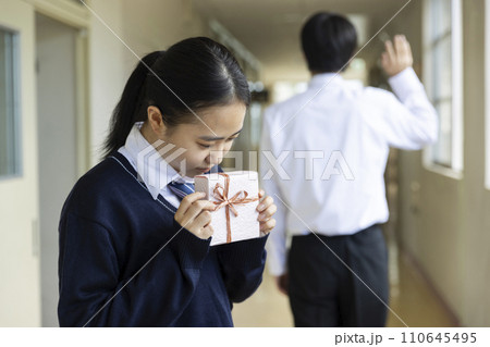気持ちを伝える女子高校生 110645495