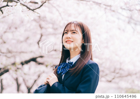 桜を見上げる女子高生 110645496