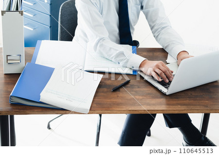 帳簿を確認する男性ビジネスマン 帳簿を確認する男性ビジネスマン 110645513