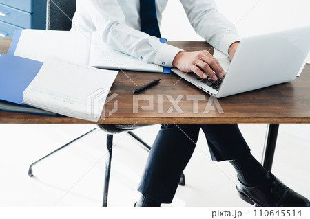 帳簿を確認する男性ビジネスマン 帳簿を確認する男性ビジネスマン 110645514