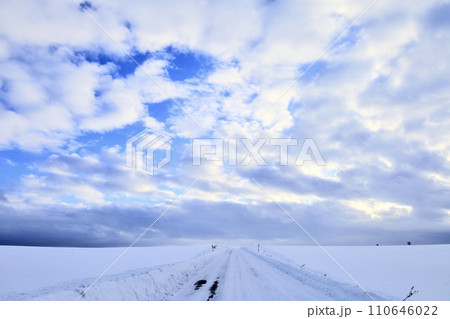 雲が多い北海道の冬道の風景 110646022