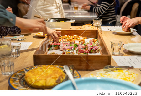 パーティー,レストランで食事をする人々 110646223