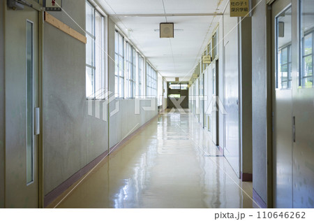 誰もいない学校の廊下 誰もいない学校の廊下 110646262