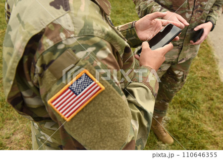 US soldiers use smartphones US soldiers use smartphones 110646355