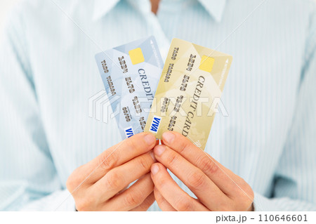 クレジットカードを持つミドル女性 110646601