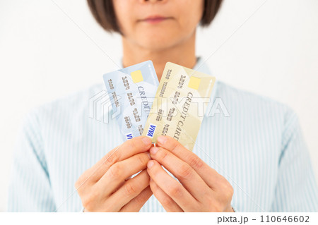 クレジットカードを持つミドル女性 クレジットカードを持つミドル女性 110646602