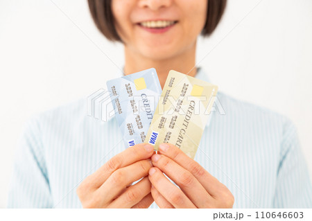 クレジットカードを持つミドル女性 110646603