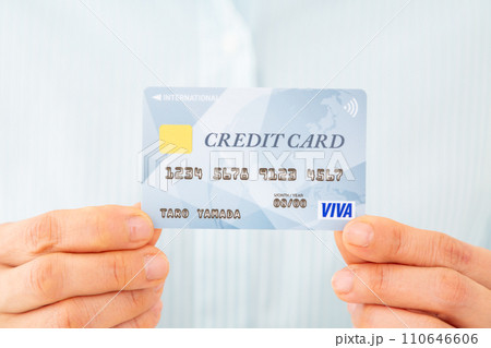 クレジットカードを持つミドル女性 110646606