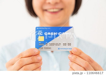 銀行のICキャッシュカードを持つ笑顔のミドル女性 銀行のICキャッシュカードを持つ笑顔のミドル女性 110646617