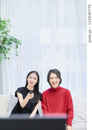 テレビを見る女性たち テレビを見る女性たち 110646778