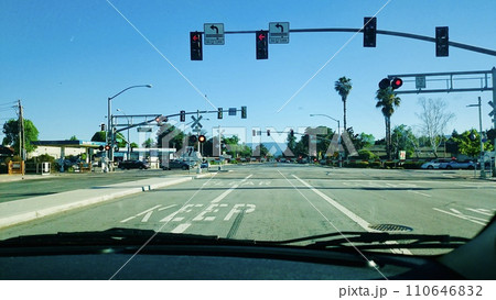 アメリカの踏切と信号　カリフォルニア州サニーベール 110646832