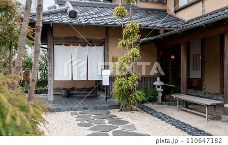 日本料理レストランのエントランス、日本家屋,暖簾,蕎麦屋	 110647182