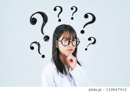 疑問を持つ眼鏡をかけた白衣の女の子 疑問を持つ眼鏡をかけた白衣の女の子 110647412