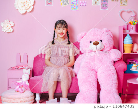 ピンクの部屋で撮影した女の子のポートレート 110647435