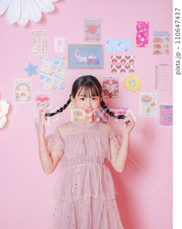 ピンクの部屋で撮影した女の子のポートレート ピンクの部屋で撮影した女の子のポートレート 110647437