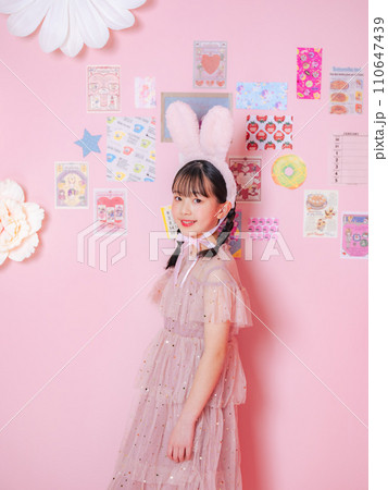 ピンクの部屋で撮影した女の子のポートレート ピンクの部屋で撮影した女の子のポートレート 110647439