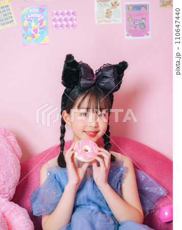 ピンクの部屋で撮影した女の子のポートレート 110647440