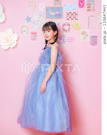 ピンクの部屋で撮影した女の子のポートレート ピンクの部屋で撮影した女の子のポートレート 110647441