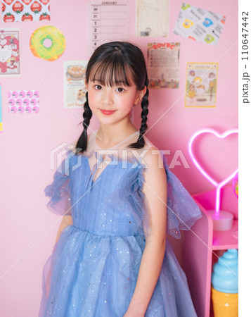 ピンクの部屋で撮影した女の子のポートレート 110647442