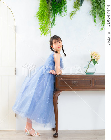 ドレスを着た女の子のポートレート 110647444