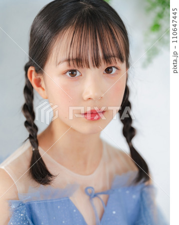 ドレスを着た女の子のポートレート 110647445