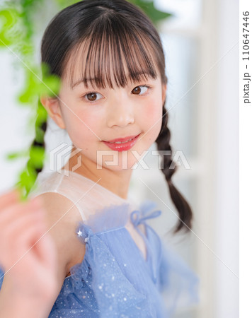 ドレスを着た女の子のポートレート ドレスを着た女の子のポートレート 110647446