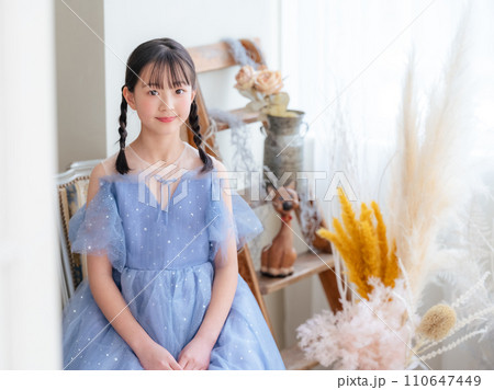 ドレスを着た女の子のポートレート ドレスを着た女の子のポートレート 110647449