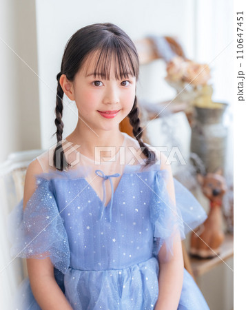 ドレスを着た女の子のポートレート ドレスを着た女の子のポートレート 110647451