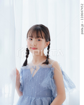 ドレスを着た女の子のポートレート ドレスを着た女の子のポートレート 110647452
