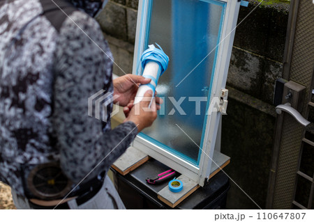 サッシの窓のパッキンの交換をする業者 サッシの窓のパッキンの交換をする業者 110647807