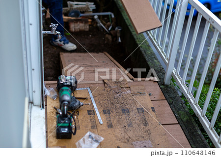 サッシの窓のパッキンの交換をする業者 サッシの窓のパッキンの交換をする業者 110648146