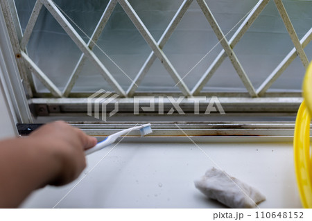 サッシの窓のパッキンの交換をする業者 110648152