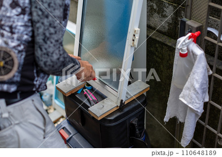 サッシの窓のパッキンの交換をする業者 サッシの窓のパッキンの交換をする業者 110648189