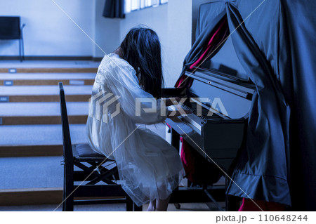 学校の音楽室に出る女の子の幽霊 110648244