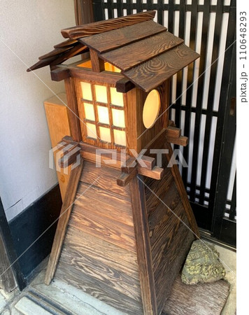 美しいレトロな和風照明 木製の行燈 美しいレトロな和風照明 木製の行燈 110648293