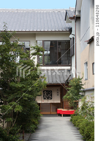 京都のまちなみ 祇園・東山エリア 清水坂 日月庵 近景 縦アングル 京都のまちなみ 祇園・東山エリア 清水坂 日月庵 近景 縦アングル 110648298
