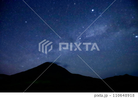羅臼岳と天の川 110648918