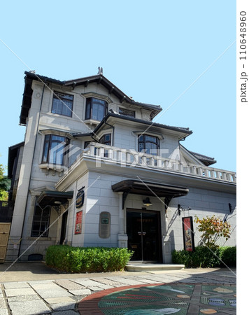 京都のまちなみ　祇園・東山エリア　清水坂　夢二カフェ五龍閣(旧松風嘉定邸)　東面全景　ローアングル 110648960