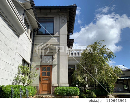 京都のまちなみ　祇園・東山エリア　清水坂　夢二カフェ五龍閣(旧松風嘉定邸)　玄関部西面南側 110648961