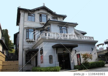 京都のまちなみ　祇園・東山エリア　清水坂　夢二カフェ五龍閣(旧松風嘉定邸)　西面全景 110648965