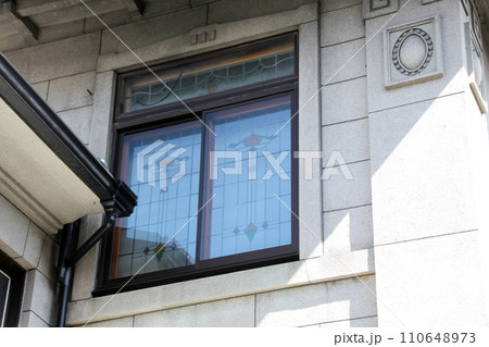 京都のまちなみ 祇園・東山エリア 清水坂 夢二カフェ五龍閣(旧松風嘉定邸) 上部欄間付き引違い窓 京都のまちなみ 祇園・東山エリア 清水坂 夢二カフェ五龍閣(旧松風嘉定邸) 上部欄間付き引違い窓 110648973