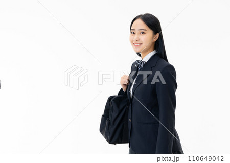 カバンを持った女子高生 110649042