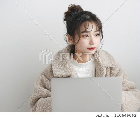 テレワークで働く若い女性（AI生成画像） 110649062