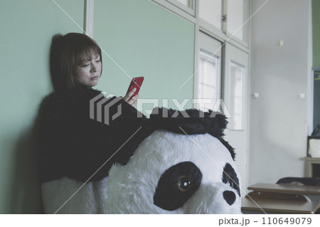 イベントで着ぐるみを着たアルバイトの女性が休憩する様子 110649079