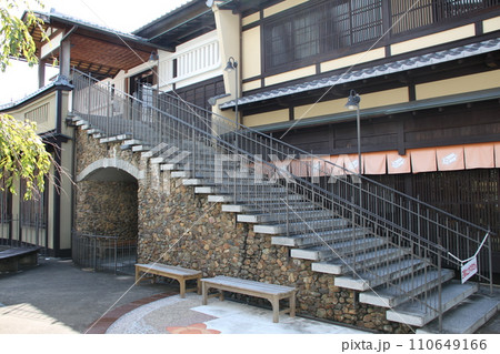 京都のまちなみ　祇園・東山エリア　清水坂　おかべ家　階段 110649166