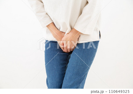股間を押さえるミドル女性 股間を押さえるミドル女性 110649325